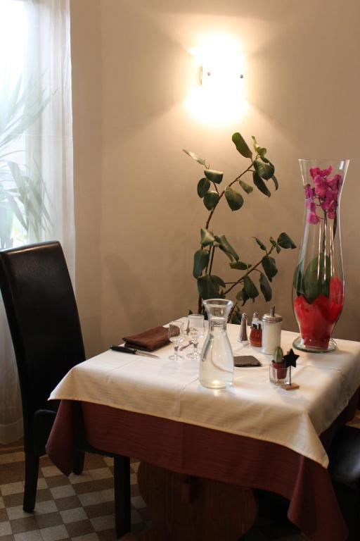 Logis Hotel Restaurant De La Dore Vertolaye ภายนอก รูปภาพ